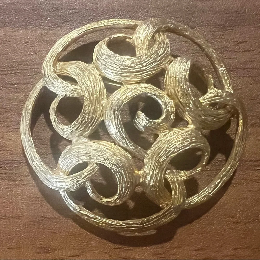 Vtg Sarah Coventry Scroll Circle Brooch Ladies Lapel Pin Brushed Gold Tone Round